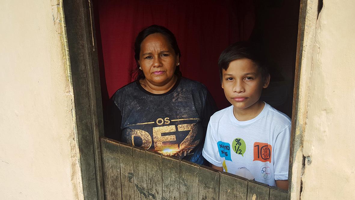 Wendel Manfrini de Andrade Mendes, aluno do 9º ano, com sua mãe, no portão de casa