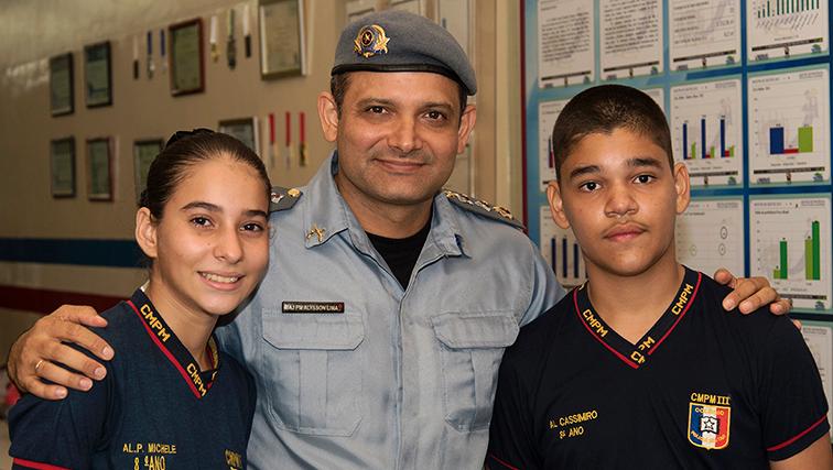 Major Alysson com os aluno Gabriel e Pollyana, medalhistas de ouro e bronze na OBMEP 2015 