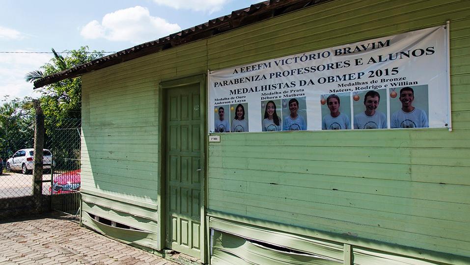 Faixa homenageando os alunos premiados