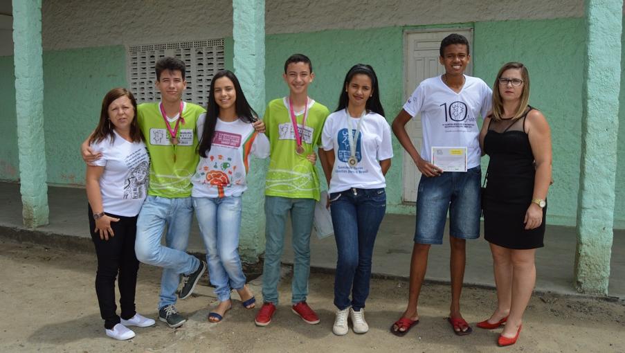 A professora Maria Gilnete Santiago com os alunos e a diretora Evaneria Lima Santiago 