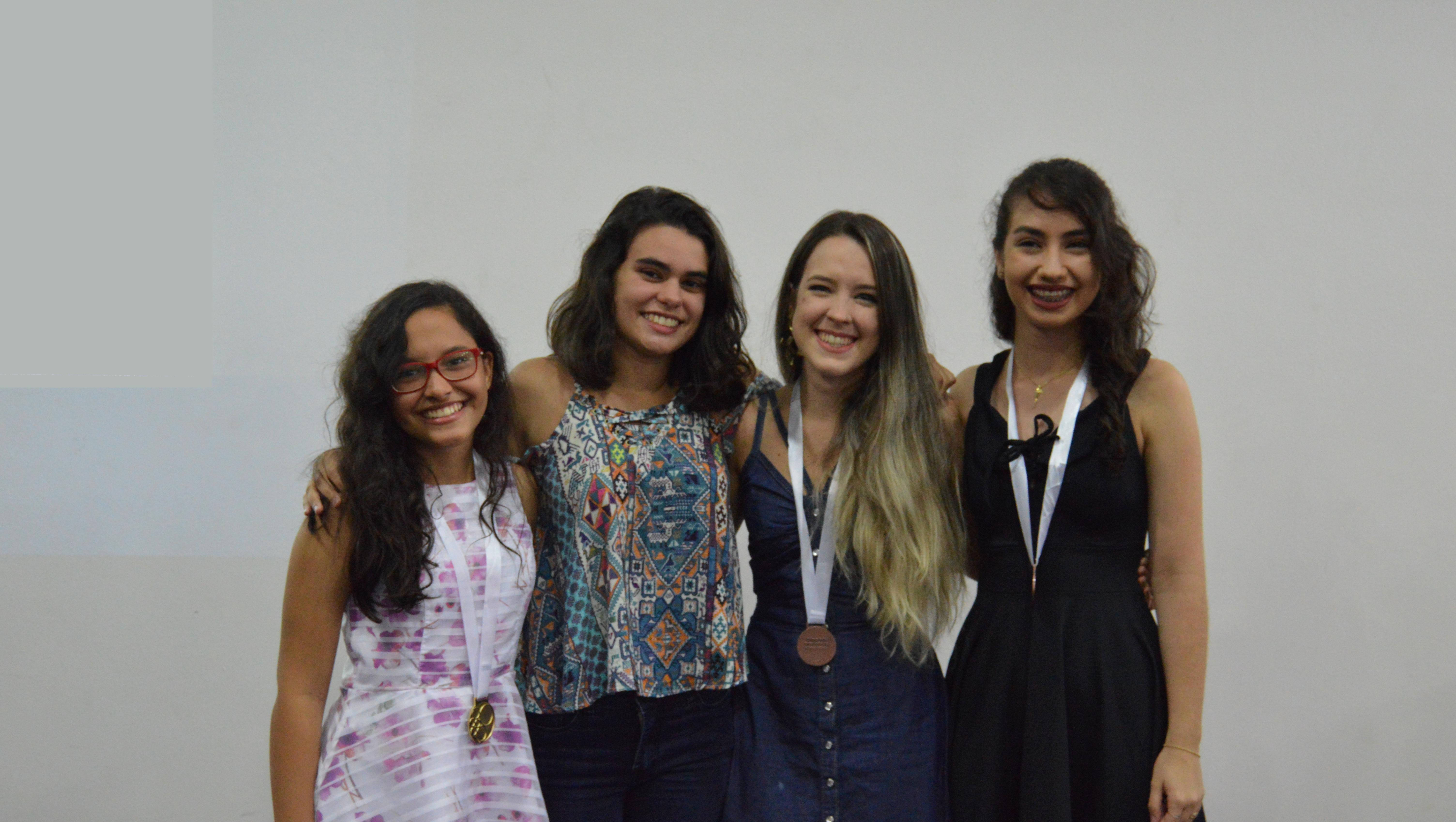 Jamile, Júlia e Mariana com a vice-líder  da equipe, Ana Karoline Borges Carneiro.