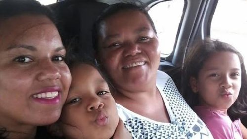 A mãe, Maria da Conceição, Letícia e outras duas irmãs