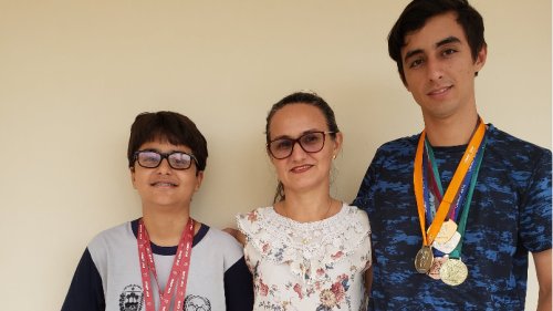 Kuerly acompanhada pelos dois filhos medalhistas da OBMEP.