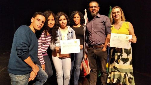 Sara com a família e professores em cerimônia regional de 2019.