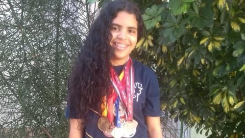 Sara com medalhas.