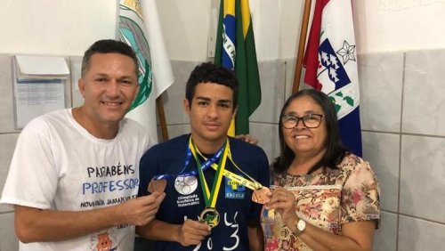 Professor Antônio Gonçalves Fernandes ao lado de aluno premiado na OBMEP